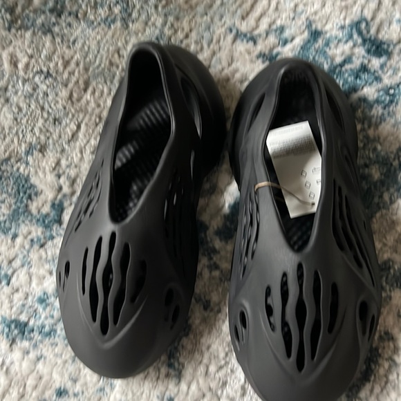 2022
Yeezy Foam Runner 'Onyx' new w tags men size 6 w box - Picture 1 of 3